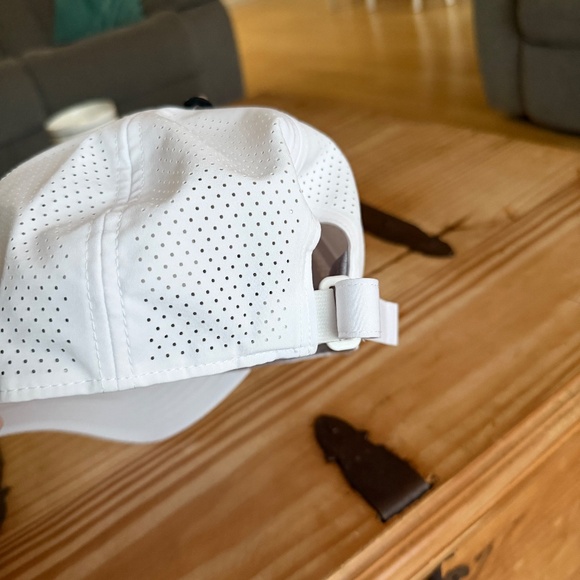 ALO Yoga White Cap - Picture 3 of 6